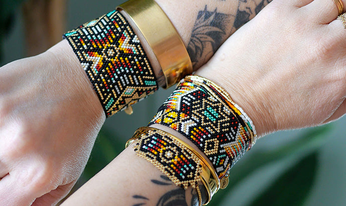 Le style ethnique est un style très coloré, qui fait référence à des motifs, qui chez Perlarium, fait référence à la culture améridienne. Des couleurs vives et le fameux or des incas. C'est un style souvent associé au style boho chic, pour des looks super